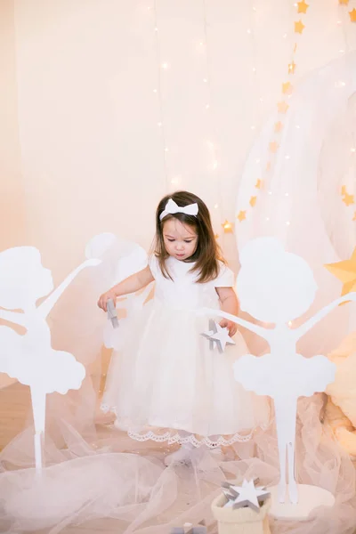 Cute Little Girl Białej Sukience Księżniczki Łukiem Włosach Bawi Się — Zdjęcie stockowe