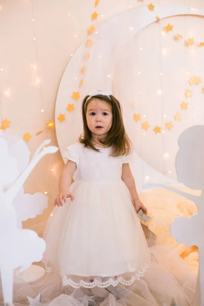 Cute Little Girl Białej Sukience Księżniczki Łukiem Włosach Bawi Się — Zdjęcie stockowe