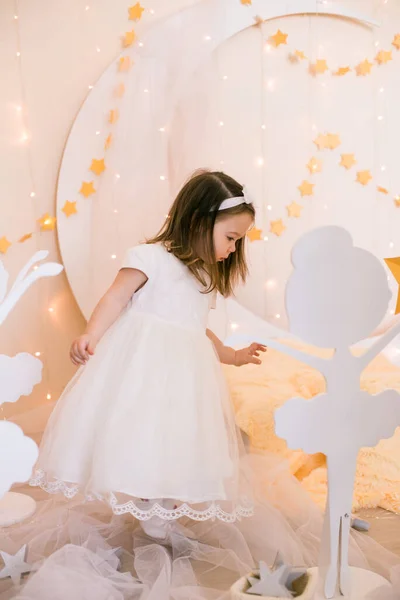 Linda Niña Vestido Princesa Blanca Con Lazo Pelo Juega Con —  Fotos de Stock