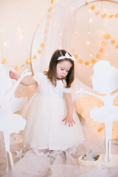 Jolie Petite Fille Dans Une Robe Princesse Blanche Avec Arc — Photo