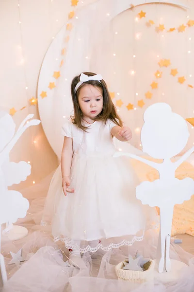Χαριτωμένο Κοριτσάκι Ένα Λευκό Φόρεμα Πριγκίπισσα Ένα Τόξο Στα Μαλλιά — Φωτογραφία Αρχείου