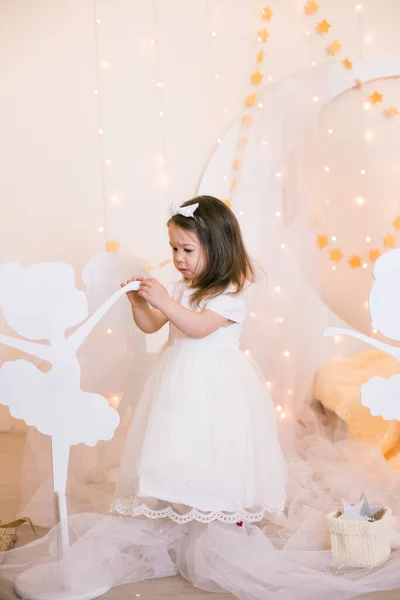 Симпатична Маленька Дівчинка Білій Сукні Принцеси Бантом Волоссі Грає Дерев — стокове фото