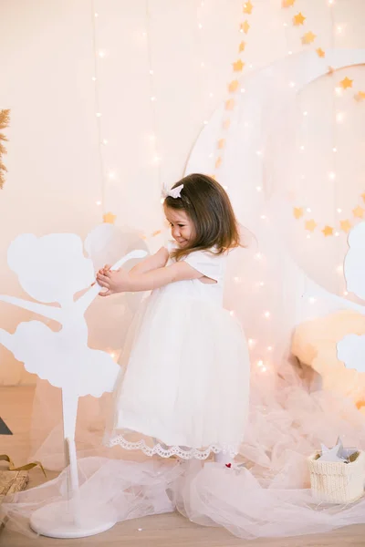Симпатична Маленька Дівчинка Білій Сукні Принцеси Бантом Волоссі Грає Дерев — стокове фото