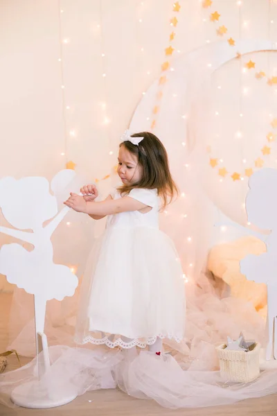 Χαριτωμένο Κοριτσάκι Ένα Λευκό Φόρεμα Πριγκίπισσα Ένα Τόξο Στα Μαλλιά — Φωτογραφία Αρχείου