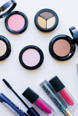 Makyaj ve makyaj fırçaları masaya. Göz farı, ruj, parlatıcı, rimel. Makyaj malzemeleri ve aletleri. Güzellik ve Moda