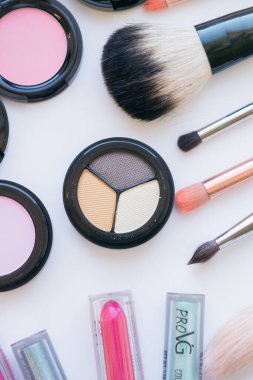 Makyaj ve makyaj fırçaları masaya. Göz farı, ruj, parlatıcı, rimel. Makyaj malzemeleri ve aletleri. Güzellik ve Moda