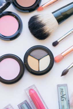 Makyaj ve makyaj fırçaları masaya. Göz farı, ruj, parlatıcı, rimel. Makyaj malzemeleri ve aletleri. Güzellik ve Moda
