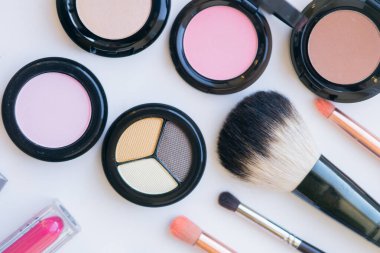 Makyaj ve makyaj fırçaları masaya. Göz farı, ruj, parlatıcı, rimel. Makyaj malzemeleri ve aletleri. Güzellik ve Moda