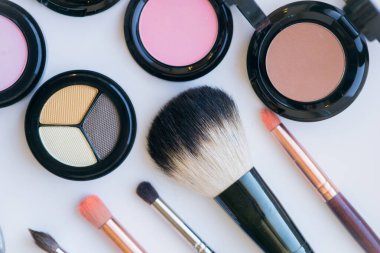 Makyaj ve makyaj fırçaları masaya. Göz farı, ruj, parlatıcı, rimel. Makyaj malzemeleri ve aletleri. Güzellik ve Moda