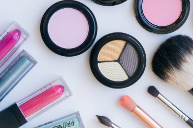 Makyaj ve makyaj fırçaları masaya. Göz farı, ruj, parlatıcı, rimel. Makyaj malzemeleri ve aletleri. Güzellik ve Moda