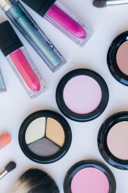 Makyaj ve makyaj fırçaları masaya. Göz farı, ruj, parlatıcı, rimel. Makyaj malzemeleri ve aletleri. Güzellik ve Moda