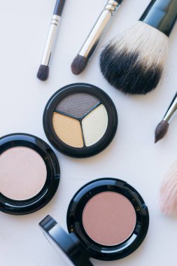 Makyaj ve makyaj fırçaları masaya. Göz farı, ruj, parlatıcı, rimel. Makyaj malzemeleri ve aletleri. Güzellik ve Moda