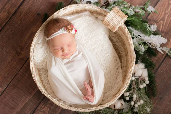 Little Cute Baby White Blanket Bandage Flowers His Head Wicker — Stock Photo, Image