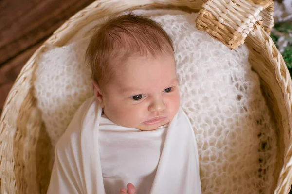 Piccolo Bambino Carino Una Coperta Bianca Cesto Vimini Decorato Con — Foto Stock