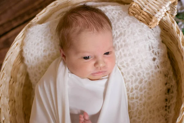 Kleine Schattige Baby Een Witte Deken Een Rieten Mandje Versierd — Stockfoto