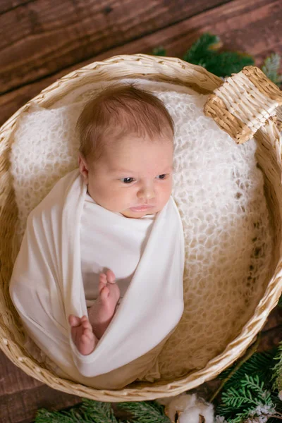 Kleine Schattige Baby Een Witte Deken Een Rieten Mandje Versierd — Stockfoto