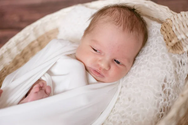 Pequeño Bebé Lindo Una Manta Blanca Una Canasta Mimbre Decorada —  Fotos de Stock