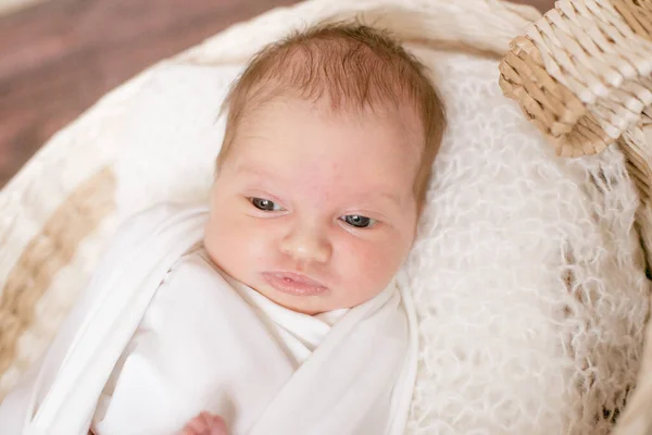 Pequeño Bebé Lindo Una Manta Blanca Una Canasta Mimbre Decorada —  Fotos de Stock