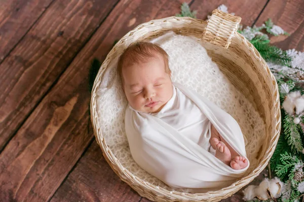 Petit Bébé Mignon Dans Une Couverture Blanche Dans Panier Osier — Photo