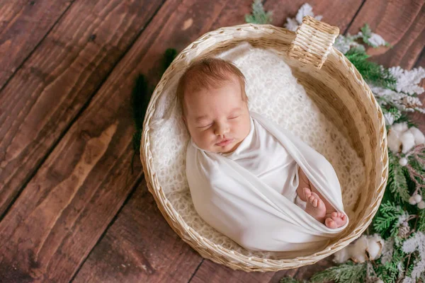 Pequeño Bebé Lindo Una Manta Blanca Una Canasta Mimbre Decorada — Foto de Stock