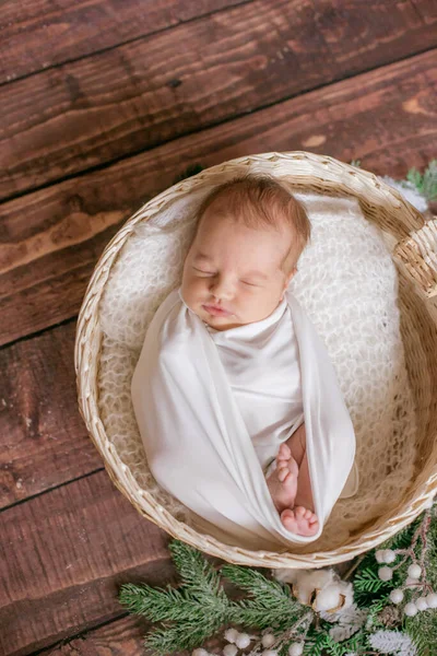 Petit Bébé Mignon Dans Une Couverture Blanche Dans Panier Osier — Photo