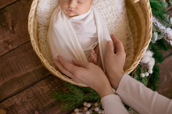 Χέρια Της Μητέρας Κρατούν Χαριτωμένα Μικρά Μωρουδίστικα Πόδια Λευκή Κουβέρτα — Φωτογραφία Αρχείου