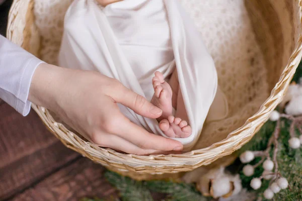 Mãos Mãe Seguram Pequenas Pernas Bebê Bonitos Cobertor Branco Uma — Fotografia de Stock