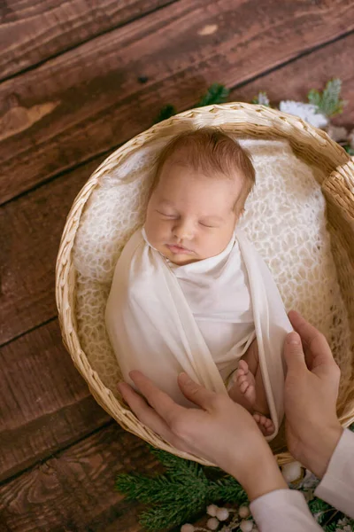Χέρια Της Μητέρας Κρατούν Χαριτωμένα Μικρά Μωρουδίστικα Πόδια Λευκή Κουβέρτα — Φωτογραφία Αρχείου