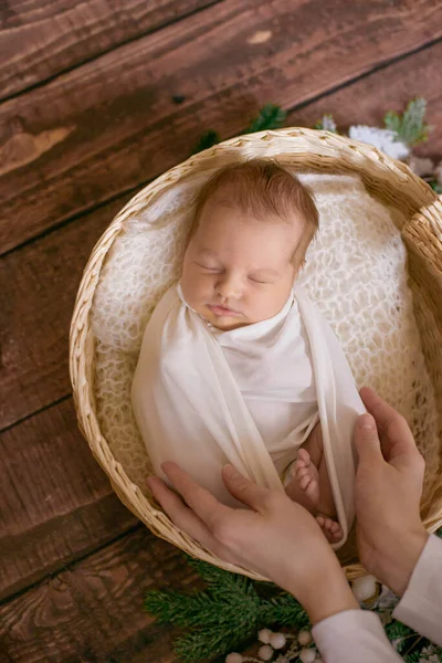 Les Mains Mère Tiennent Jolies Petites Jambes Bébé Dans Une — Photo