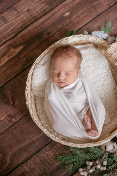 Pequeño Bebé Lindo Una Manta Blanca Una Canasta Mimbre Decorada — Foto de Stock