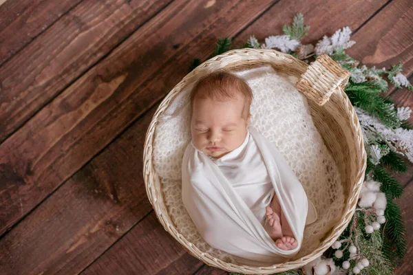 Μικρό Χαριτωμένο Μωρό Λευκή Κουβέρτα Ψάθινο Καλάθι Διακοσμημένο Κλαδιά Από — Φωτογραφία Αρχείου