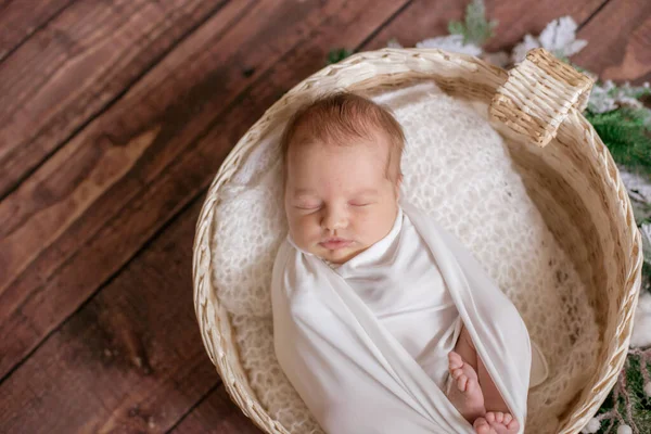 Pequeno Bebê Bonito Cobertor Branco Uma Cesta Vime Decorada Com — Fotografia de Stock