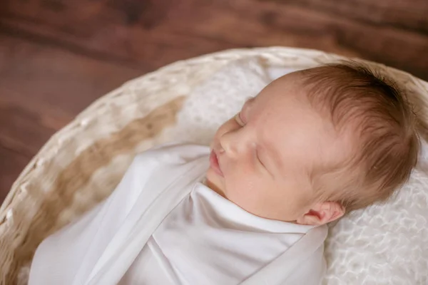 Kleine Süße Baby Einer Weißen Decke Einem Weidenkorb Mit Zweigen — Stockfoto