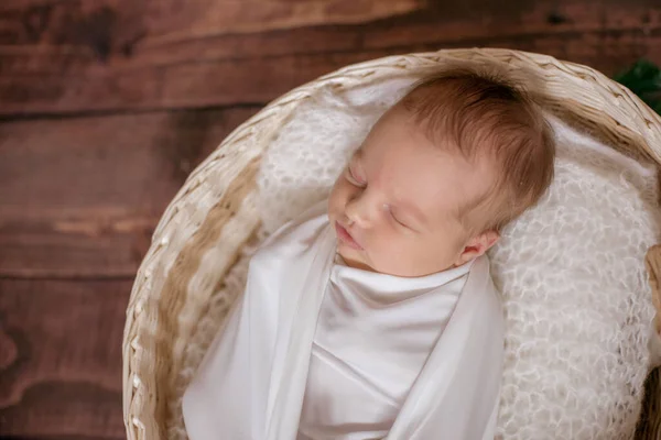 Pequeno Bebê Bonito Cobertor Branco Uma Cesta Vime Decorada Com — Fotografia de Stock