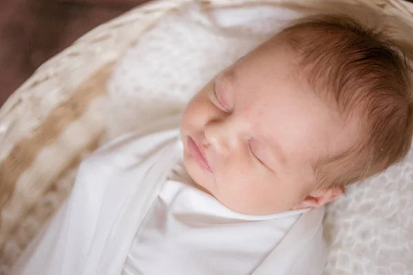 Malé Roztomilé Děťátko Bílé Přikrývce Proutěném Koši Zdobeném Větvemi Jehel — Stock fotografie