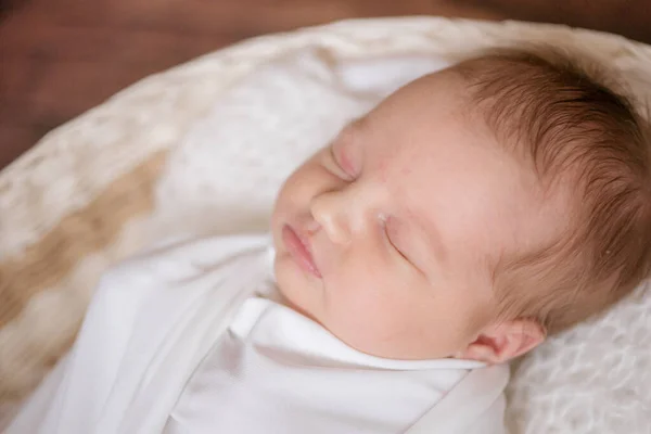 Pequeno Bebê Bonito Cobertor Branco Uma Cesta Vime Decorada Com — Fotografia de Stock