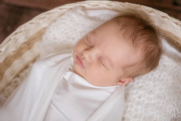 Μικρό Χαριτωμένο Μωρό Λευκή Κουβέρτα Ψάθινο Καλάθι Διακοσμημένο Κλαδιά Από — Φωτογραφία Αρχείου