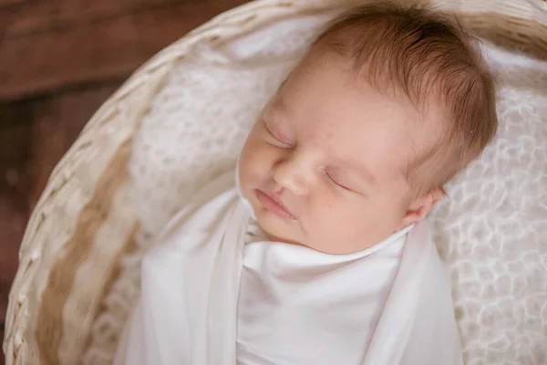Malé Roztomilé Děťátko Bílé Přikrývce Proutěném Koši Zdobeném Větvemi Jehel — Stock fotografie