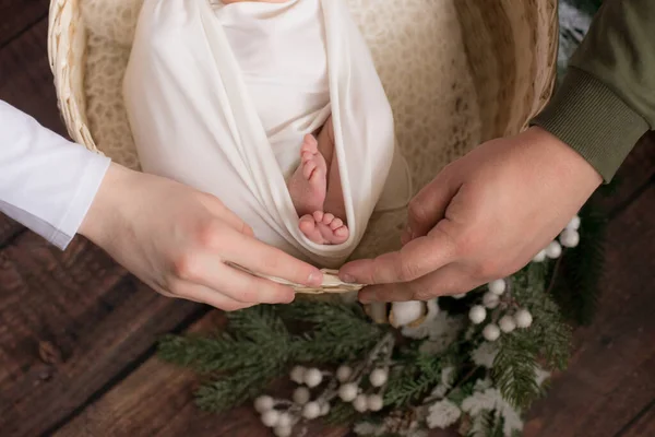 Mani Della Madre Del Padre Tengono Graziose Gambette Una Coperta — Foto Stock