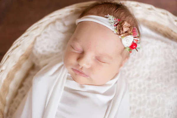 Pequeño Bebé Lindo Una Manta Blanca Vendaje Con Flores Cabeza — Foto de Stock