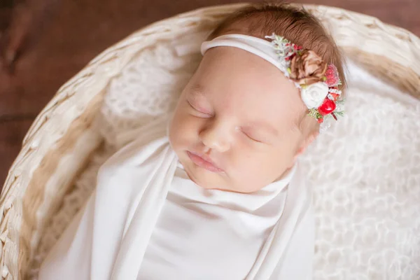 Pequeno Bebê Bonito Cobertor Branco Uma Atadura Com Flores Cabeça — Fotografia de Stock
