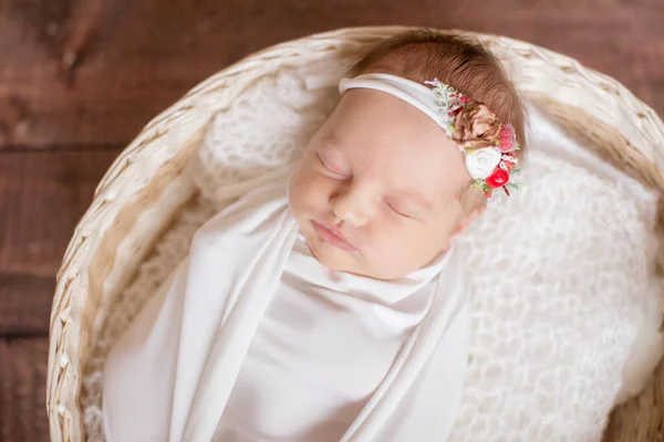 Petit Bébé Mignon Dans Une Couverture Blanche Dans Bandage Avec — Photo