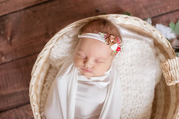 Маленький Милый Малыш Белом Одеяле Повязке Цветами Голове Плетеной Корзине — стоковое фото