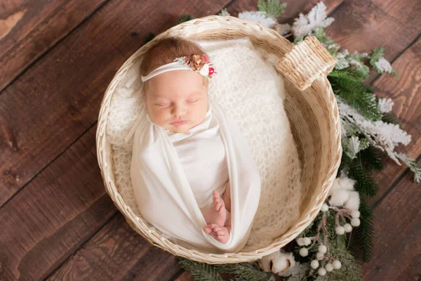 Маленький Милый Малыш Белом Одеяле Повязке Цветами Голове Плетеной Корзине — стоковое фото