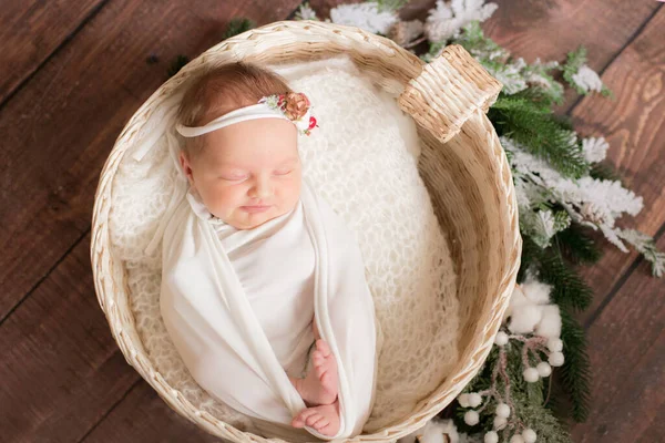 Μικρό Χαριτωμένο Μωρό Μια Λευκή Κουβέρτα Έναν Επίδεσμο Λουλούδια Στο — Φωτογραφία Αρχείου