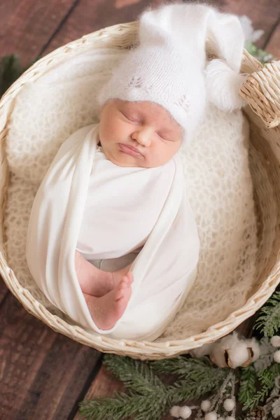 Pequeño Bebé Lindo Una Manta Blanca Gorra Punto Blanco Una — Foto de Stock