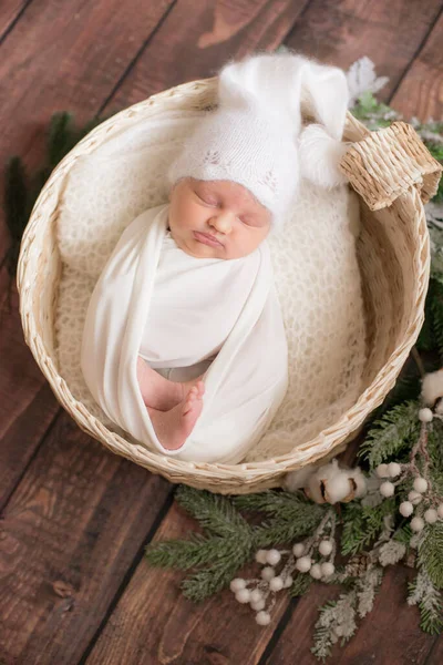 Pequeño Bebé Lindo Una Manta Blanca Gorra Punto Blanco Una — Foto de Stock