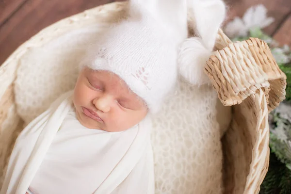 Pequeno Bebê Bonito Cobertor Branco Tampa Malha Branca Uma Cesta — Fotografia de Stock