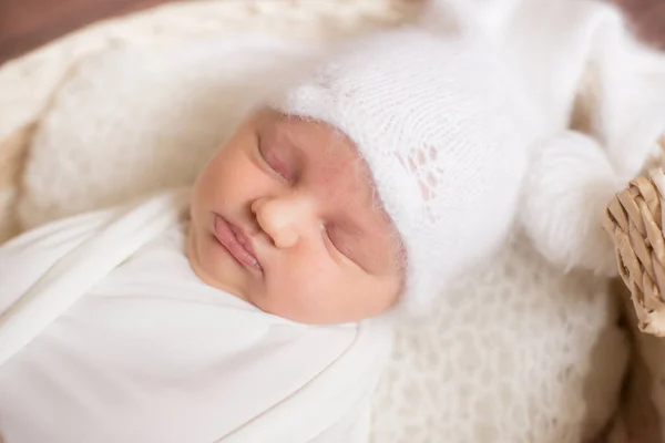 Pequeno Bebê Bonito Cobertor Branco Tampa Malha Branca Uma Cesta — Fotografia de Stock