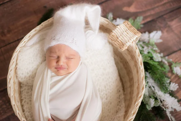 Petit Bébé Mignon Dans Une Couverture Blanche Bonnet Tricoté Blanc — Photo